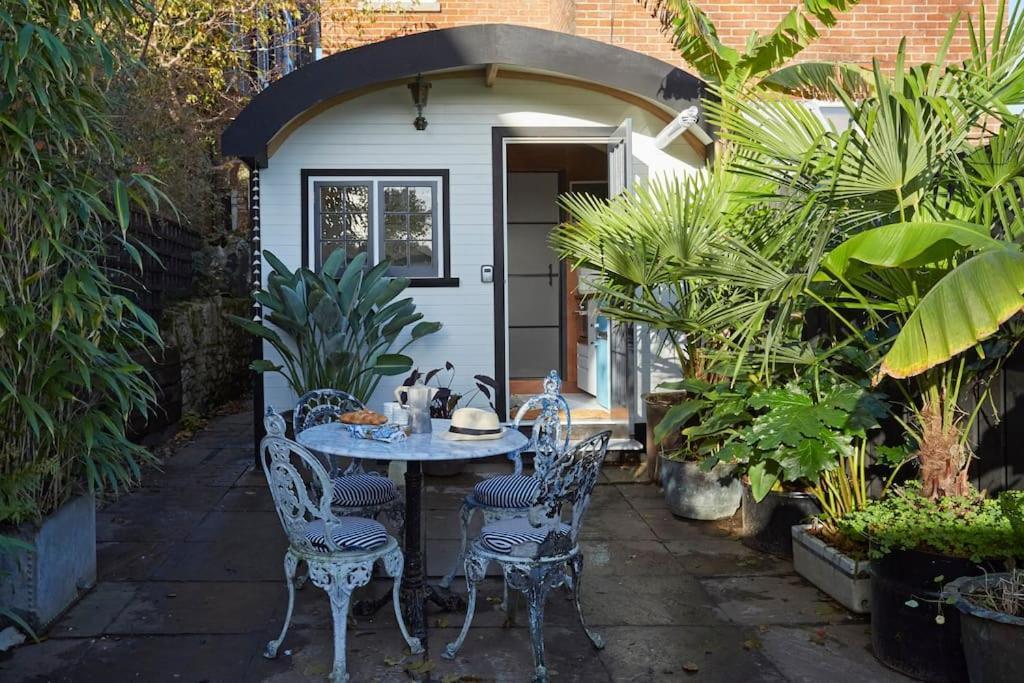 The Cabana - A Romantic Seaside Getaway And Garden Ryde  Exterior photo