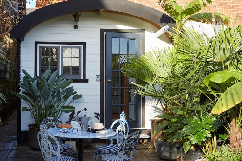 The Cabana - A Romantic Seaside Getaway And Garden Ryde  Exterior photo