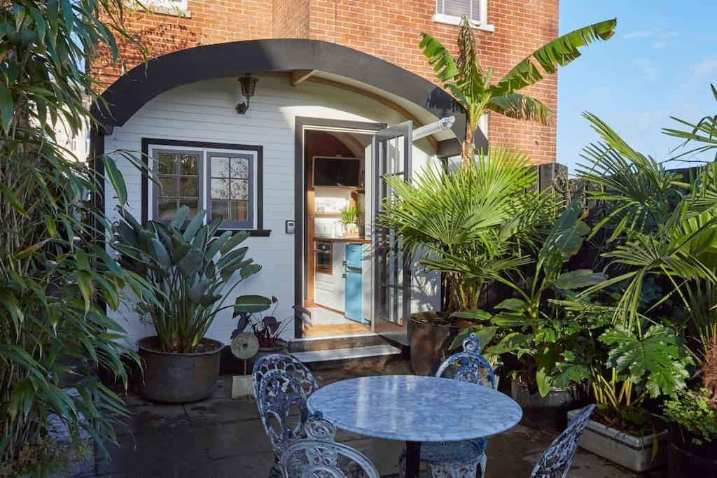 The Cabana - A Romantic Seaside Getaway And Garden Ryde  Exterior photo