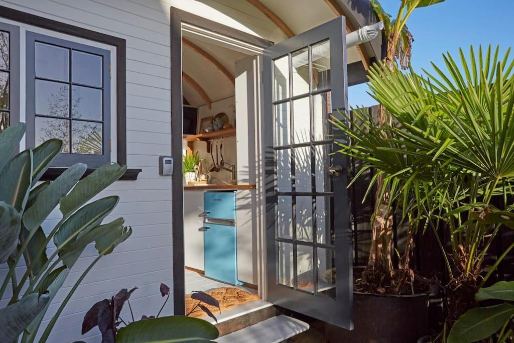The Cabana - A Romantic Seaside Getaway And Garden Ryde  Exterior photo